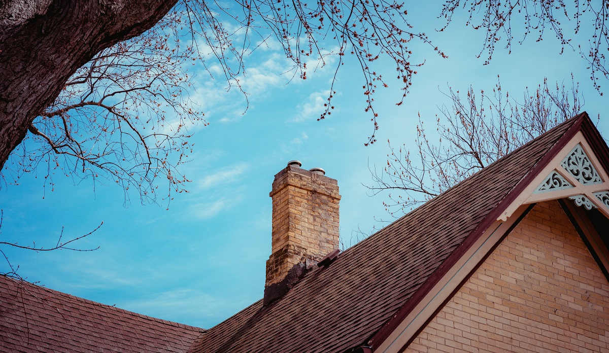 older home with a cracked chimney